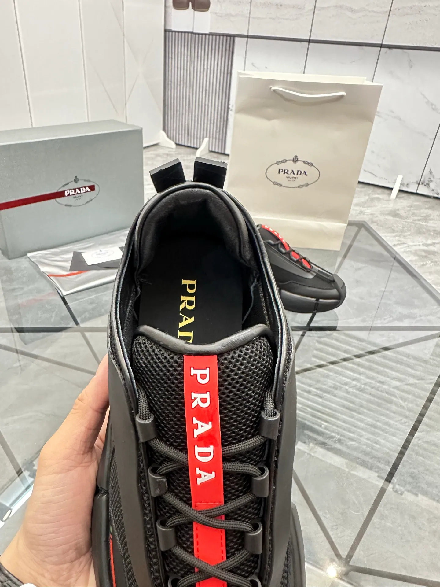 Men's shoes: 💰P500¥ High-end, complete package Product trademark: Prada *"Prada*" low-top casual shoes Regular size: 38-44 (can be customized to 45.46) Couple style Product materials: Upper imported cowhide stitched with original fabric, sheepskin lining, original outsole. Number: 846